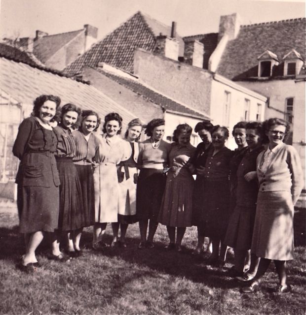 Vlnr: De winter-, de lente-, de zomer- en de herfstcollectie. Mevrouw Braumans sluit af met een ensemble voor wie het allemaal niks kan schelen.